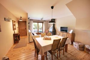 uma sala de jantar e sala de estar com mesa e cadeiras em Desconnectar Pi De Cerdanya em Bellver de Cerdanya