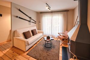 ein Wohnzimmer mit einem weißen Sofa und einem Tisch in der Unterkunft Desconnectar Pi De Cerdanya in Bellver de Cerdanya