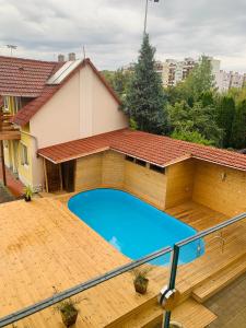 una imagen de una piscina en una casa en Egria Apartments, en Eger