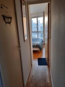 Una cama o camas en una habitación de Ryan Homes - in ApartHotel - La Défense