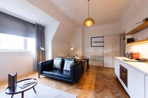 una sala de estar con un sofá y una mesa en Linton Collection - 28 North Bridge, en Edimburgo