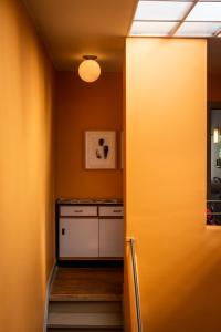 a hallway with a door leading to a kitchen at B&B Four Corners in Ghent