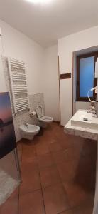 a bathroom with two sinks and a toilet and a tub at Collina e mare in Camogli