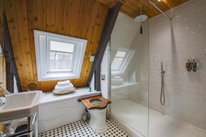 Un baño con ducha, inodoro y lavabo. en Linton Collection - 28 North Bridge, en Edimburgo 212 fotos más