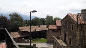 um grupo de edifícios com uma luz de rua em frente em Cal Pairet 1 em Campelles