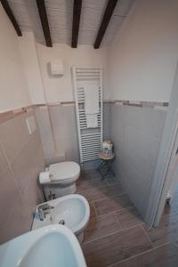 A bathroom at Casale di Nicolò