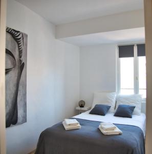 a bedroom with a bed with two towels on it at CoeurDeVienne in Vienne