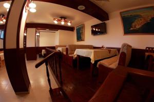 a dining room with a table and some chairs at Hotel Akre in Kavarna