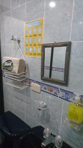 baño con espejo, aseo y lavamanos en Apartamento Rosita en Jardin