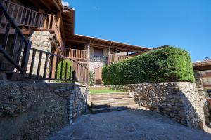 a stone walkway leading to a house with a staircase at Desconnectar Bellver de Cerdanya I in Bellver de Cerdanya 