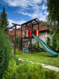 einen Spielplatz mit Rutsche im Hof in der Unterkunft Privat FoRest in Liptovský Mikuláš