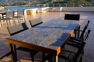 una mesa y sillas en la azotea en 180° view maisonette No.1 en Poros