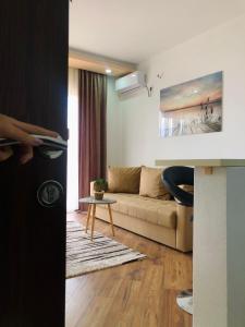 een woonkamer met een bank en een tafel bij Apartments Albin in Ulcinj
