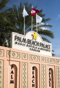 um sinal para o Palace Mgm hotel e resort em Palm Beach Palace Tozeur em Tozeur