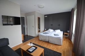 
a living room filled with furniture and a tv at Hotell Svanen in Kalmar
