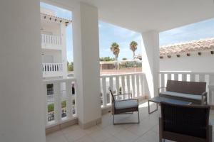 balcone con divano, tavolo e sedie di Hillasol vakantiewoning El Pinet Beach a La Marina