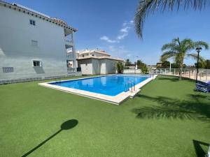 una piscina en un patio al lado de un edificio en Hillasol vakantiewoning El Pinet Beach, en La Marina