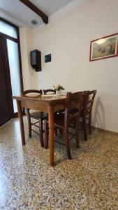 a wooden table and chairs in a room at Appartamento La Cupola in Santa Maria degli Angeli