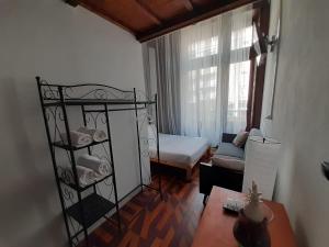 salon z łóżkiem i kanapą w obiekcie Urban Suites w mieście Aveiro