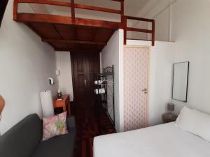 sypialnia z białym łóżkiem i drewnianym sufitem w obiekcie Urban Suites w mieście Aveiro