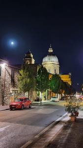 サンタ・マリア・デッリ・アンジェリにあるAppartamento La Cupolaの建物前路上駐車赤車