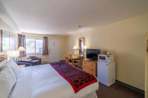 Rúm í herbergi á Canada's Best Value Desert Inn & Suites