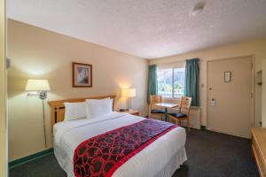 Rúm í herbergi á Canada's Best Value Desert Inn & Suites