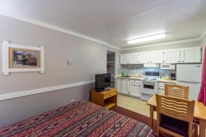 Una cocina o kitchenette en Canada's Best Value Desert Inn & Suites