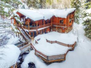 Log Cabin On The Stream Sundance, Utah durante el invierno