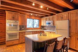 Una cocina o cocineta en Log Cabin On The Stream Sundance, Utah