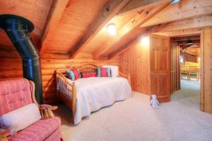 Una cama o camas en una habitación de Log Cabin On The Stream Sundance, Utah
