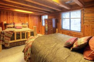 Una cama o camas en una habitación de Log Cabin On The Stream Sundance, Utah