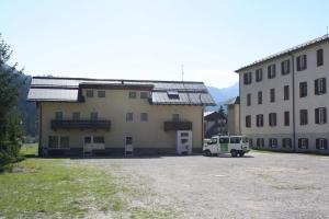 um edifício com uma carrinha estacionada em frente em Soggiorno Dolomiti em Mazzin