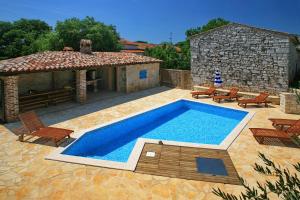 a large swimming pool in front of a house at Villa Simone in Žbandaj