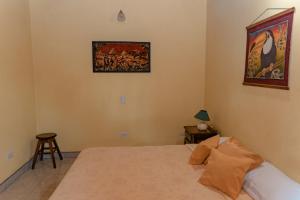 - une chambre avec un lit et une photo sur le mur dans l'établissement Descanso Verde, à Oberá
