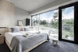 a bedroom with a large window and a large bed at Wilcza For Rest in Karpacz