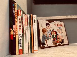 Eine Reihe Bücher steht in einem Regal in der Unterkunft Hotel La Fortezza in Assisi