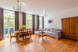 ein Wohnzimmer mit Tisch und Couch in der Unterkunft Kamienica Zamenhofa - Apartamenty na wynajem in Białystok