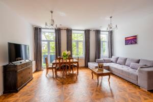 ein Wohnzimmer mit Sofa und Tisch in der Unterkunft Kamienica Zamenhofa - Apartamenty na wynajem in Białystok