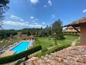 a villa with a swimming pool and a garden at Agriturismo Comparone Casavecchia in Città di Castello