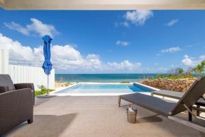 Bazén v ubytování Sailrock South Caicos - Oceanview Villas & Suites nebo v jeho okolí