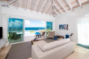 TV a/nebo společenská místnost v ubytování Sailrock South Caicos - Oceanview Villas & Suites