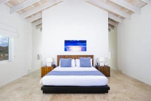 Postel nebo postele na pokoji v ubytování Sailrock South Caicos - Oceanview Villas & Suites
