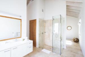 Koupelna v ubytování Sailrock South Caicos - Oceanview Villas & Suites