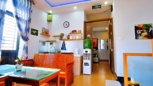 Il comprend une cuisine et une salle à manger avec une table et un réfrigérateur. dans l'établissement Sena home 2nd*near Danang Han river*Dragon bridge, à Đà Nẵng