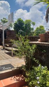 A garden outside Beau F2 classé, vue mer, spa, jardin, bateau