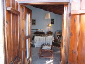 una puerta abierta a una sala de estar con cama en Vasilopoulos House, en Tochni