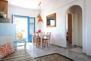 Ruang duduk di Paros Book'Inn