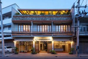 ein Gebäude in einer Straße vor einem Gebäude in der Unterkunft Hidden Garden Hostel in Chiang Mai