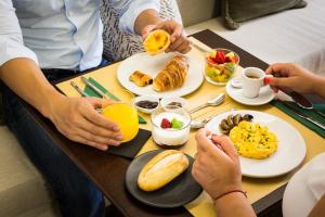 a group of people sitting at a table eating breakfast at Gallery Hostel in Porto